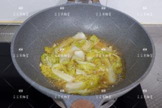 最后加少许盐，淋上水淀粉勾芡即可。