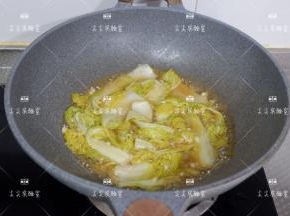 最后加少许盐，淋上水淀粉勾芡即可。