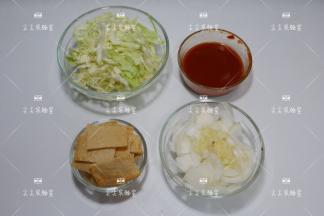 鱼饼切小片。圆白菜、洋葱切成细丝，大蒜切末。韩国辣酱、生抽，白糖，番茄酱加少许水调匀成酱汁。