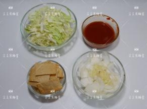鱼饼切小片。圆白菜、洋葱切成细丝，大蒜切末。韩国辣酱、生抽，白糖，番茄酱加少许水调匀成酱汁。
