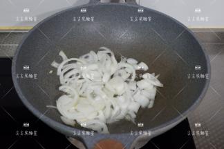 起锅热油，加入洋葱翻炒出香味