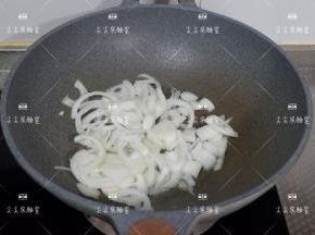 起锅热油，加入洋葱翻炒出香味