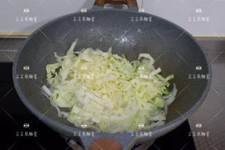 加入圆白菜翻炒至出水