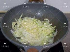 加入圆白菜翻炒至出水