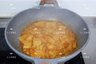 开盖加少许盐调味，稍加收汁出锅装盘撒上白芝麻即可。