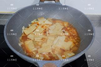 加入少许清水，鱼饼，酱汁，大火煮开后转小火煮3-5分钟