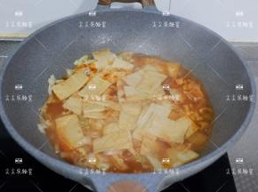 加入少许清水，鱼饼，酱汁，大火煮开后转小火煮3-5分钟