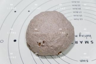 将核桃仁揉进面团即可