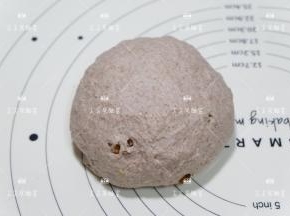 将核桃仁揉进面团即可