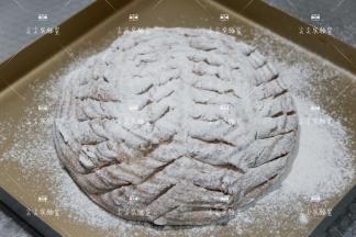 在筛上一点面粉，割出你喜欢的花纹，割好表面喷少许水。