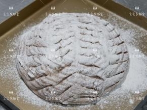 在筛上一点面粉，割出你喜欢的花纹，割好表面喷少许水。