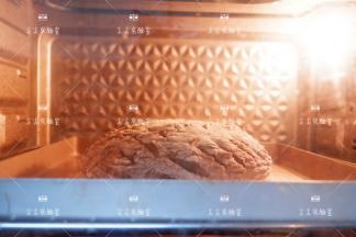 烤箱230度预热，预热好，放入烤盘转220度，烘烤20分钟左右即可。