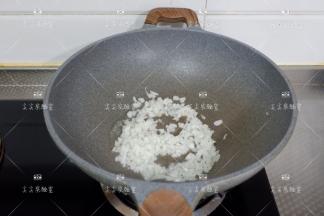 起锅加入黄油烧至融化，加入洋葱碎翻炒至透明
