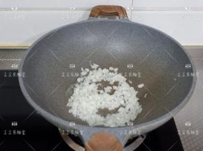起锅加入黄油烧至融化，加入洋葱碎翻炒至透明