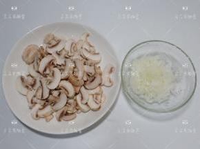 口蘑洗净切成片，洋葱去老皮切碎末