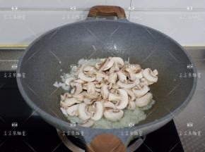 加入口蘑和一点点水，将口蘑炒熟