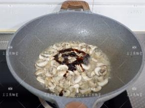 加入黑胡椒酱翻炒均匀