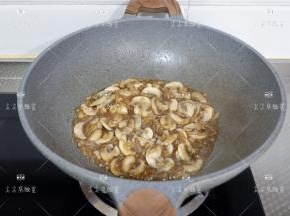 尝下咸淡，不够味加少许盐炒匀出锅即可