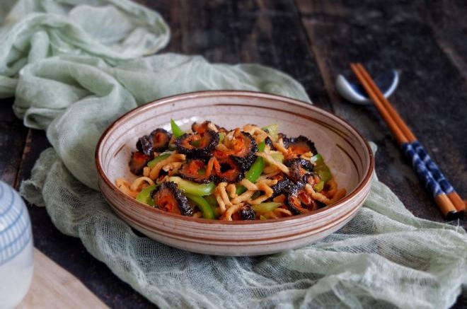 红极参青椒炒肉丝