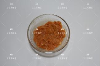 加入生抽，料酒，白胡椒粉，淀粉抓匀静置备用
