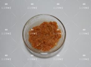 加入生抽，料酒，白胡椒粉，淀粉抓匀静置备用