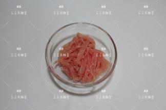 猪里脊肉洗净切成细丝