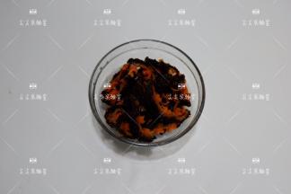 泡发好的红极参切成小条