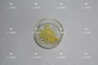 葱切葱花，姜去皮切丝