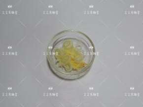 葱切葱花，姜去皮切丝