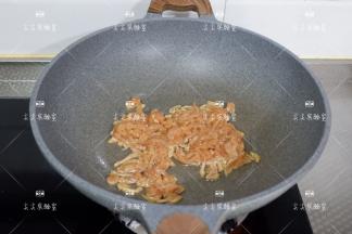 起锅热油，加入肉丝翻炒至变色