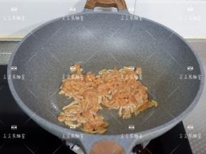 起锅热油，加入肉丝翻炒至变色