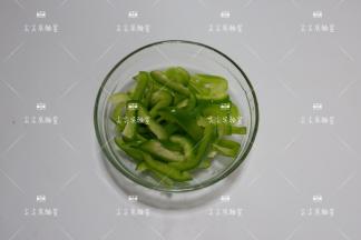 青椒去籽洗净切成小条