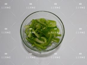 青椒去籽洗净切成小条