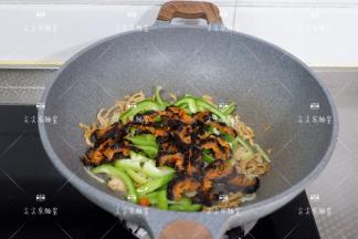 加入红极参，青椒，生抽将所有食材炒熟