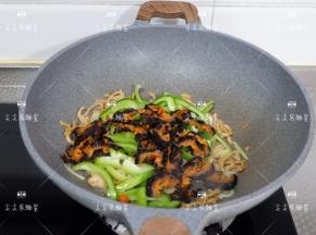 加入红极参，青椒，生抽将所有食材炒熟