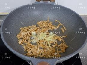 加入葱姜炒出香味