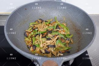 最后加蚝油，盐，白糖调味翻炒均匀即可