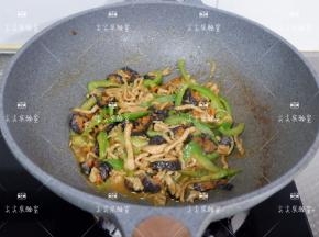 最后加蚝油，盐，白糖调味翻炒均匀即可