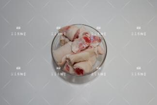猪手剁成小块洗净