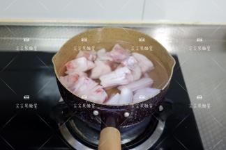 冷水下锅，开着锅盖大火煮