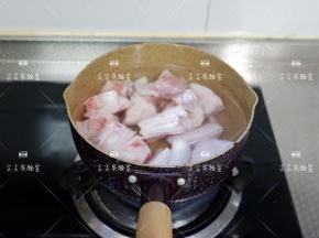 冷水下锅，开着锅盖大火煮