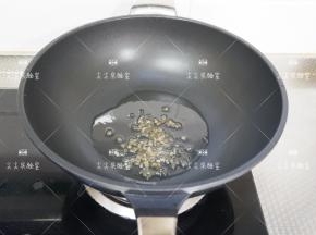 起锅热油，加入冰糖炒出糖色