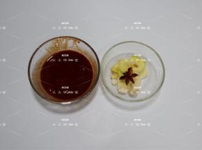 南乳、南乳汁、酱油、老抽、黄酒调匀成酱汁。蒜瓣、姜片、八角备好