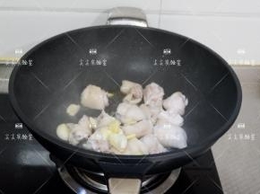 加入姜片，八角、猪蹄炒至上色