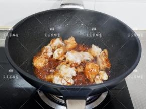 倒入酱汁翻炒几下
