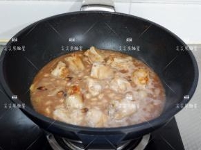 加入花生、清水，大火煮开后，转小火焖60-90分钟左右