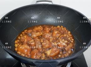炖好开盖稍加收汁即可。
