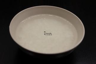 大米洗净，用冷水浸泡30分钟，捞出沥干水。