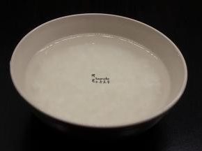大米洗净，用冷水浸泡30分钟，捞出沥干水。