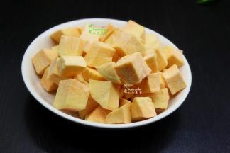 红薯，洗净，去皮，切小方块。